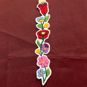 Marcador bordado Kalocsa húngaro, remendo tradicional húngaro feito à mão, cores de fundo branco ou preto. Código:2924