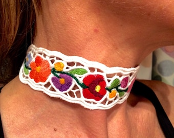 Kalocsa hongrois brodé, collier festonné, fond blanc. Travail manuel.