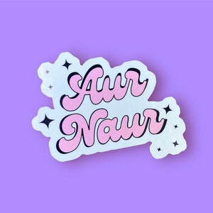 Peut inclure: Autocollant blanc avec inscription rose "Awr Naur" et des &eacute;toiles noires autour du texte.