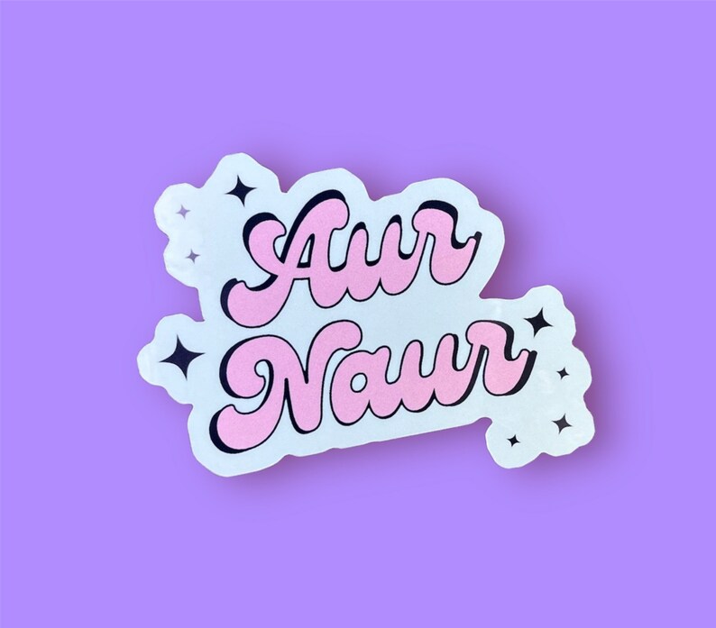 Peut inclure: Autocollant blanc avec inscription rose "Awr Naur" et des &eacute;toiles noires autour du texte.