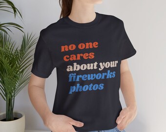 Camiseta divertida del 4 de julio / A nadie le importan tus fotos de fuegos artificiales / Camiseta unisex de manga corta / Talla grande / Tallas inclusivas