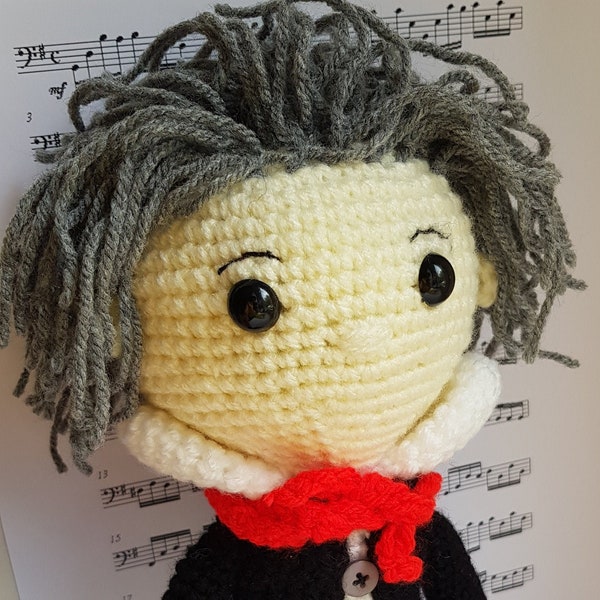 Gehäkelter Beethoven, musikalisches Geschenk, gestrickte Puppe, musikalische Dekoration, musikalisches Spielzeug, Puppen berühmter Persönlichkeiten, Beethoven-Komponist, Lehrergeschenk