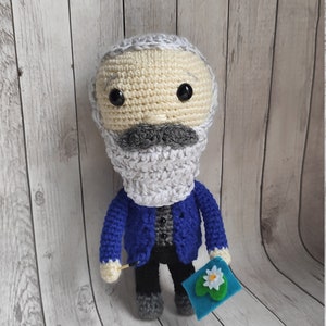 Claude Monet Häkelpuppe, Strickpuppe, Maler Dekoration, Spielzeug, Künstlerpuppen, Geschenk Lehrer, Häkelpuppe