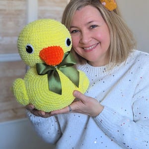 Könnte beinhalten: Eine weiße Keramik-Tasse mit schwarzem Henkel und dem Text "But First, Coffee" in schwarzer, handschriftlicher Schrift. Die Tasse hat wahrscheinlich ein Fassungsvermögen von 310-425 ml, ideal für ein Morgengetränk.