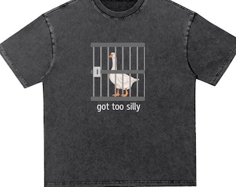 Könnte beinhalten: Ein schwarzes T-Shirt mit Vintage-Look zeigt eine weiße Gans in einer Gefängniszelle mit dem Text "got too silly".