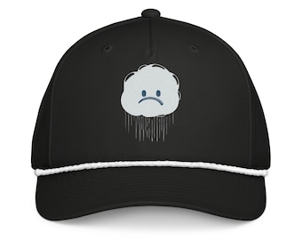 Könnte beinhalten: Eine schwarze Baseballkappe mit einer weißen Grafik einer traurigen, finster dreinblickenden Wolke, aus der Regen fällt. Die Kappe hat eine weiße geflochtene Kordel am unteren Rand der Krone über dem gebogenen Schirm sowie einen Knopf oben.
