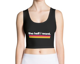 Könnte beinhalten: Schwarzes Crop-Top mit einem weißen Aufdruck, der "the hell i wont" sagt, mit einem gelben, orangen und rosafarbenen Streifenmuster.
