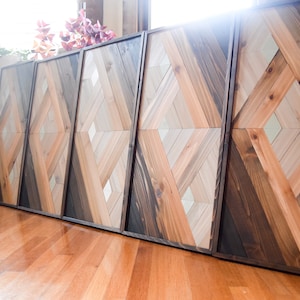 Puede incluir: Una pieza de arte de pared hecha de madera con un patr&oacute;n geom&eacute;trico. La madera est&aacute; te&ntilde;ida en tonos de marr&oacute;n, gris y blanco. La pieza est&aacute; compuesta por cuatro paneles.