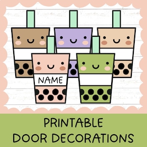 以下が含まれることがあります： さまざまな色の漫画のバブルティーカップが5つ集まったもので、それぞれに笑顔とボバパールが付いています。1つのカップには「NAME」という文字が書かれています。画像には、緑色のバナーに「PRINTABLE DOOR DECORATIONS」というテキストも含まれています。