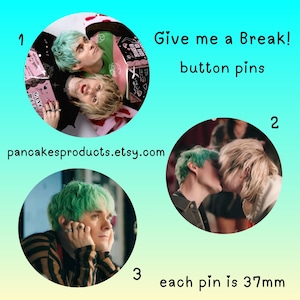 Könnte beinhalten: Knopf-Anstecknadeln mit Bildern von Personen mit grünen und blonden Haaren. Der Text "Give me a Break!" wird zusammen mit der Etsy-Shop-URL angezeigt. Jede Anstecknadel hat einen Durchmesser von 37 mm.