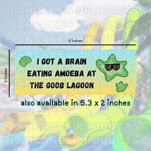 Könnte beinhalten: Ein rechteckiger Aufkleber mit dem Text "I GOT A BRAIN EATING AMOEBA AT THE GOOB LAGOON." Der Aufkleber ist 20,3 cm lang und 7,6 cm hoch. Er zeigt Cartoon-Amöben-Grafiken und ist auch in 13,5 x 5,1 cm erhältlich.