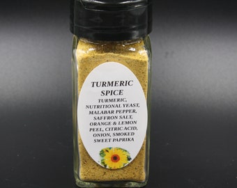 Könnte beinhalten: Ein Glas gefüllt mit gelber Kurkuma-Gewürzmischung. Das Etikett lautet "Turmeric Spice" und listet die Zutaten auf: Kurkuma, Nährhefe, Malabar Pfeffer, Safran Salz, Orange & Zitronenschale, Zitronensäure, Zwiebel, geräucherter süßer Paprika.