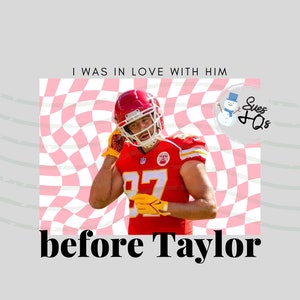 Może przedstawiać: Piłkarz amerykański w czerwonym stroju z numerem 97. Piłkarz stoi przed różowo-białym szachownicowym tłem. Tekst "Byłem w nim zakochany przed Taylorem" jest napisany pod piłkarzem.