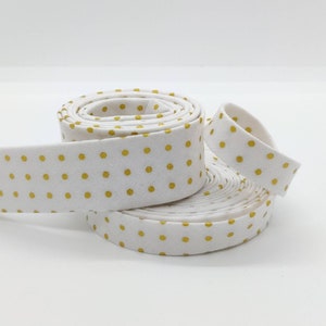 Peut inclure: Ensemble de trois tasses en céramique avec une finition mate et mouchetée. Les tasses sont de couleur crème, gris clair et gris foncé. Chaque tasse a un design simple et minimaliste avec une anse arrondie.