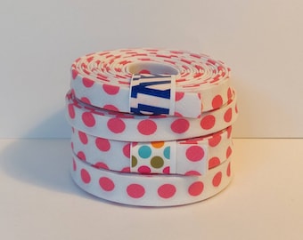Rosa Polka Dots auf weißem Doppelfalten Schrägband - 1 oder 3 m, 3/8" oder 1/2" breit