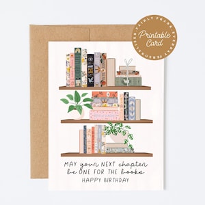 Könnte beinhalten: Geburtstagskarte mit einer Bücherregal-Illustration. Das Bild zeigt drei Regale mit Büchern und Pflanzen. Der Text auf der Karte lautet: "May your next chapter be one for the books. Happy Birthday."