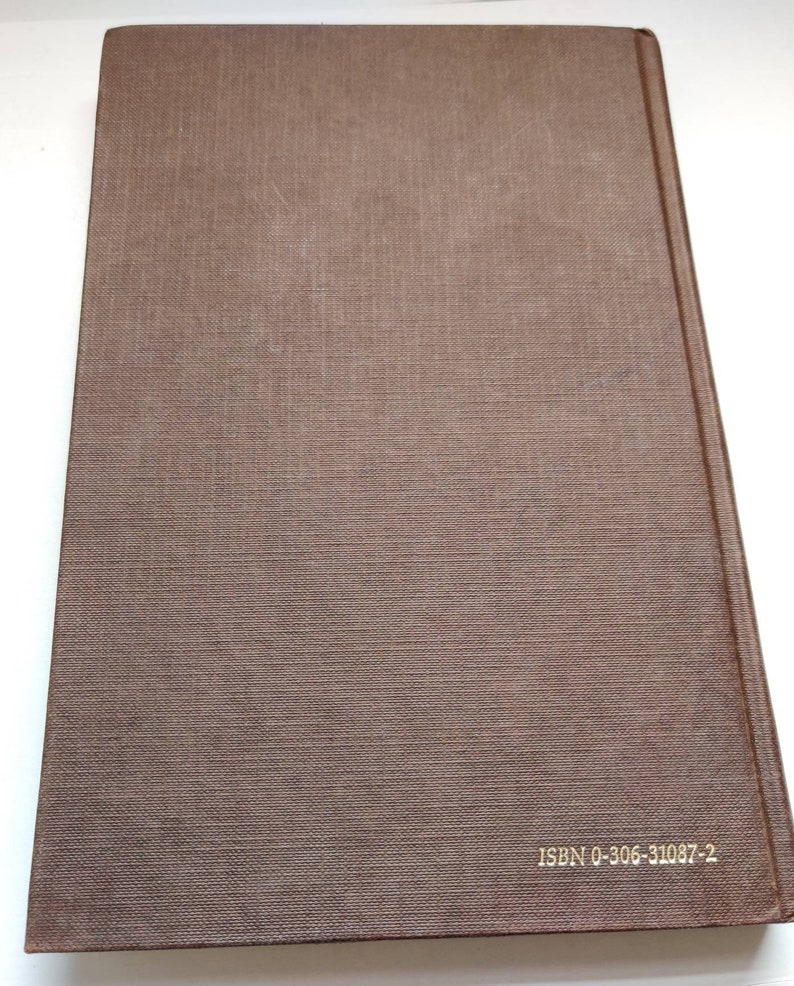 Puede incluir: Un libro de tapa dura marr&oacute;n con una cubierta texturizada. El lomo es visible y el texto "ISBN 0-306-31087-2" est&aacute; impreso en dorado. La cubierta del libro tiene un patr&oacute;n sutil y tejido.