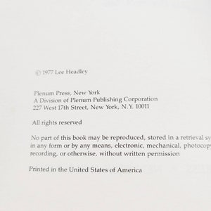 Puede incluir: Una p&aacute;gina de libro con texto que incluye "&copy; 1977 Lee Headley", "Plenum Press, New York" y "Printed in the United States of America". El texto es negro sobre fondo blanco.