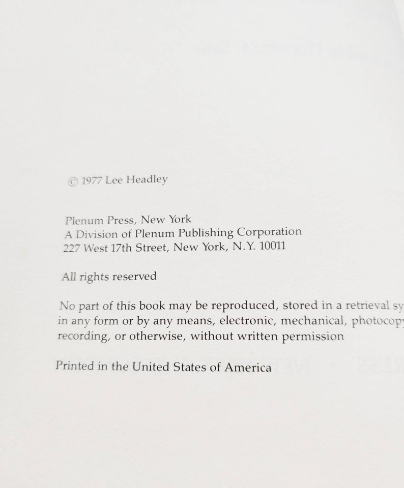 Puede incluir: Una p&aacute;gina de libro con texto que incluye "&copy; 1977 Lee Headley", "Plenum Press, New York" y "Printed in the United States of America". El texto es negro sobre fondo blanco.