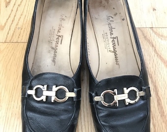 Salvatore Ferragamo mujer 7.5 cuero negro oro metal conducción de mocasines