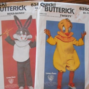 Könnte beinhalten: Zwei Vintage-Schnittmuster für Kinderkostüme. Das Schnittmuster links ist für ein Bugs Bunny-Kostüm und das Schnittmuster rechts ist für ein Tweety Bird-Kostüm. Beide Schnittmuster sind von der Marke Quick! Butterick.