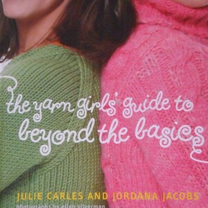 Op de afbeelding: Boekomslag met twee vrouwen in gebreide truien, een groene en een roze. De titel is "the yarn girls' guide to beyond the basics", met auteursnamen en een fotografen credit. Het beeld suggereert een breigids.
