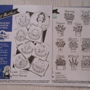 Puede incluir: Dos hojas de patrones de transferencia de bordado. La primera hoja presenta un diseño de taza de té floral con el título "Floral Teacups" y el número "#3897". La segunda hoja presenta una variedad de hierbas con el título "Supert Herbs" y el número "#4001". Ambas hojas están impresas en papel blanco con tinta negra.