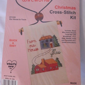 Christmas Greeting Cross Stitch Kit de Country Wireworks, "From our House to Yours".  Como nuevo kit sin abrir.