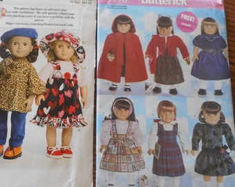 Może przedstawiać: Dwa opakowania wzorów na ubrania dla lalek. Pierwsze opakowanie jest białe z różowym sercem i tekstem "see&sew" dużymi czarnymi literami. Drugie opakowanie jest niebieskie i różowe z tekstem "Butterick" czarnymi literami. Oba opakowania przedstawiają ilustracje lalek w różnych strojach.