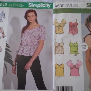 Puede incluir: Patrones de costura Simplicity con varios diseños de blusas. Los patrones incluyen opciones con mangas cortas, tirantes finos y detalles de peplum. Los diseños muestran estampados florales y colores lisos. Los patrones están marcados con tallas y el texto "Since 1927".
