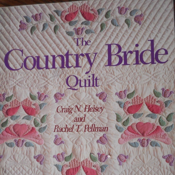 Le livre de courtepointe Country Bride par Heisey et Pellmann. Super état. Comprend des variations de chemin de tulipe et de panier.