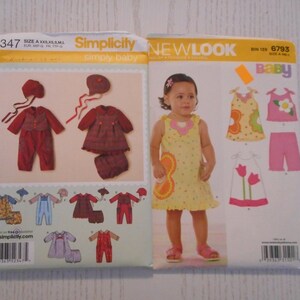 Könnte beinhalten: Zwei Schnittmuster-Pakete für Babykleidung. Ein Paket zeigt ein rotes Outfit mit Hut und dem Text "Simplicity simply baby". Das andere Paket zeigt ein gelbes Kleid und andere Baby-Outfits mit dem Text "NEW LOOK baby".