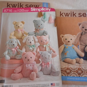 Op de afbeelding: Twee naai-patroonhoezen voor knuffels. De linker hoes toont een verscheidenheid aan knuffels, waaronder een beer, een kat, een hond en een konijn. De rechter hoes toont een bruine teddybeer die een overall draagt. De tekst op de linker hoes luidt "kwik sew 8716 os Simplicity". De tekst op de rechter hoes luidt "kwik se Stuffed Bear with Clothes R10871".