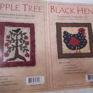 Könnte beinhalten: Zwei Sticksets für die Punchneedle-Stickerei, eines mit einem Apfelbaum mit roten Äpfeln und einem Vogel, das andere mit einer schwarzen Henne mit roten Akzenten. Beide Sets sind 7,6 cm x 10,2 cm groß und beinhalten Bügelbilder, Grundstoff, eine vollständige Anleitung und alle Fäden, um das Projekt zu vervollständigen.