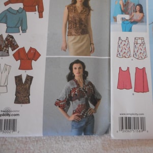 Peut inclure: Un livret de patrons de couture avec deux modèles de tops différents. Le premier modèle est un top simple avec différentes options de manches. Le deuxième modèle est un top plus élaboré avec un dos à découpe et différentes options de décolleté. Le livret comprend des instructions pour coudre les tops et une liste de compétences de couture de base.