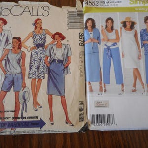 Può includere: Due buste di modelli di cucito vintage. Uno presenta illustrazioni di donne in vari outfit, tra cui un tailleur, un completo con pantaloncini e un abito floreale. L'altro mostra donne in abiti blu e bianchi. I modelli sono per le taglie AA ed E.