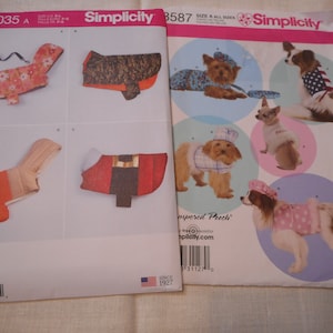 Puede incluir: Dos patrones de costura para ropa de perro. El patrón de la izquierda es el patrón Simplicity #S9035 y presenta cinco diseños diferentes de ropa para perro. El patrón de la derecha es el patrón Simplicity #3587 y presenta cuatro diseños diferentes de ropa para perro.