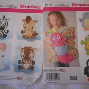 Puede incluir: Dos patrones de costura para animales de peluche. El primer patrón, número 8034, incluye una cebra, un caballo, un unicornio y una jirafa. El segundo patrón, número 1441, incluye una mariposa, una rana, un pingüino y un pájaro. Ambos patrones son de Simplicity.