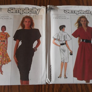 Può includere: Due modelli di cucito Simplicity con design di Cathy Hardwick. Il primo modello mostra un abito nero con scollo a volant e maniche corte. Il secondo modello mostra un abito rosso con scollo a V e maniche corte.