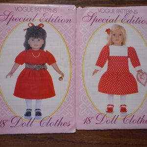 Op de afbeelding: Twee naaipatronen voor 45,7 cm poppenkleding. De patronen zijn van Vogue Patterns Special Edition. Het eerste patroon toont een pop die een rode jurk draagt met een witte kraag en een bruine riem. Het tweede patroon toont een pop die een rode jurk draagt met witte stippen en een witte kraag.