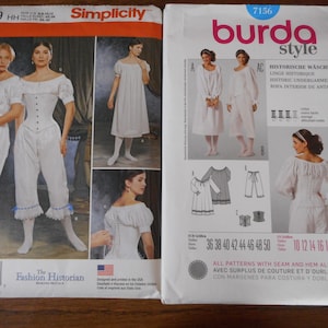 Op de afbeelding: Twee naaipatronen enveloppen, een voor Simplicity patroon 1139 HH en de andere voor Burda Style patroon 7156. Beide patronen tonen historische ondergoed, met het Simplicity patroon dat een witte chemise en pantalons toont en het Burda Style patroon dat een witte chemise en broek toont. De Simplicity patroon envelop heeft de tekst "The Fashion Historian" onderaan gedrukt. De Burda Style patroon envelop heeft de tekst "Historische Wäsche" bovenaan gedrukt.