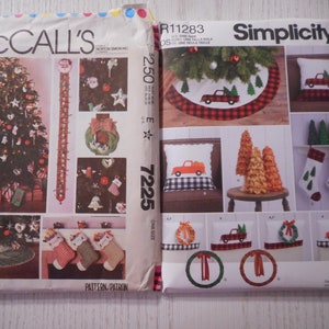 Può includere: Due modelli di cucito natalizi vintage. Il modello McCall's è per un albero di Natale, ornamenti e una calza. Il modello Simplicity è per un cuscino, una gonna per albero e calze. Entrambi i modelli sono per una sola taglia.