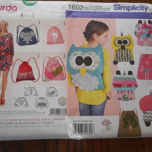 Puede incluir: Dos patrones de costura para hacer bolsas de cordón. El primer patrón es de Burda Style y presenta una variedad de bolsas con diferentes diseños, incluyendo un elefante, una bolsa roja con flecos y una bolsa de lunares. El segundo patrón es de Simplicity y presenta una variedad de bolsas con diferentes diseños, incluyendo un búho, una bolsa a rayas y una bolsa floral. Los patrones incluyen márgenes de costura y dobladillo.