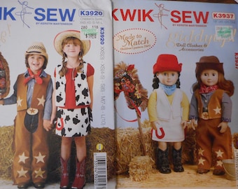Może przedstawiać: Dwie okładki wzorów Kwik Sew. Jedna przedstawia dzieci w strojach kowbojskich, w tym czapsy z wycięciami w kształcie gwiazd, kamizelki i kapelusze. Druga pokazuje lalki w pasujących strojach. Widoczny jest tekst "giddyup!".