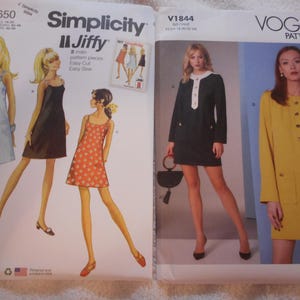Può includere: Due pagine di modelli di cucito. La pagina sinistra presenta tre donne che indossano abiti diversi. La pagina destra presenta due donne che indossano abiti. Il testo sulla pagina sinistra recita "Simplicity Jiffy" e il testo sulla pagina destra recita "Vogue Patterns".