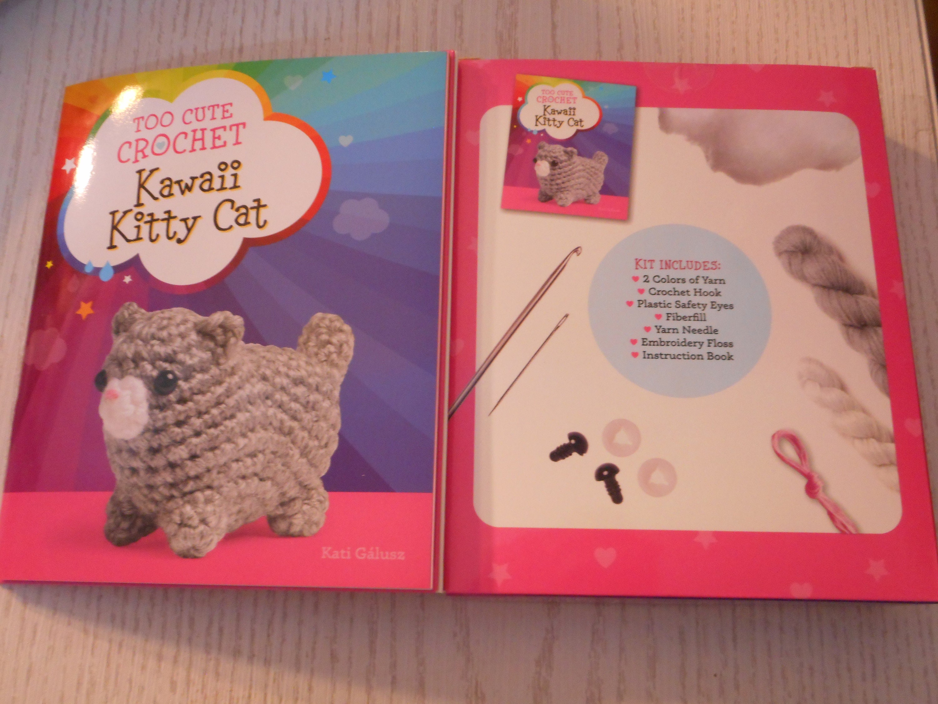 Too Cute Crochet: Kawaii Kitty Cat: Kit Includes: 2 Colors of Yarn, Crochet  Hook, Plastic Safety Eyes, Fiberfill, Yarn Needle, Embroidery Floss,  Instruction Book (Kit)