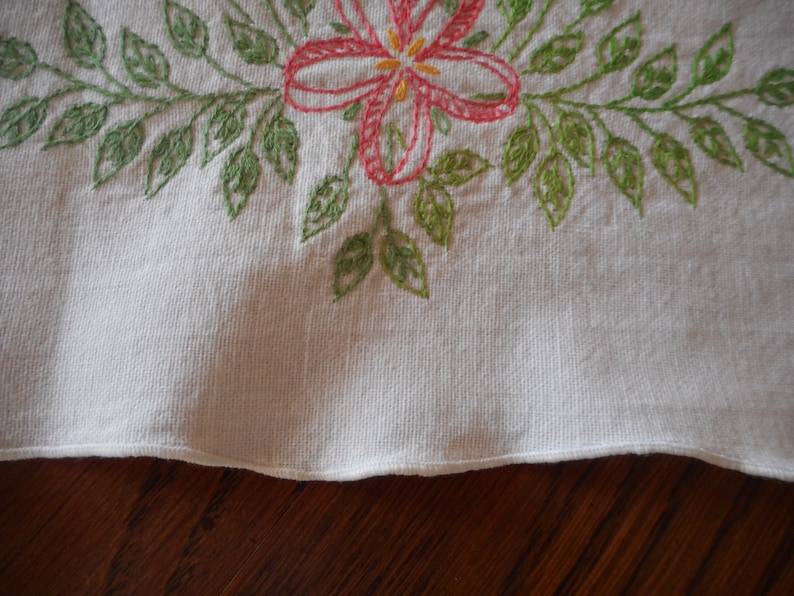 Vintage Embroidered Table Runner Dresser Scarf