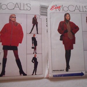 Op de afbeelding: Twee naaipatronen voor dameskleding. De linker envelop is voor McCall's patroonnummer 0100 en heeft een rood jasje en rok. De rechter envelop is voor Easy McCall's patroonnummer 6394 en heeft een bruin jasje en rok.