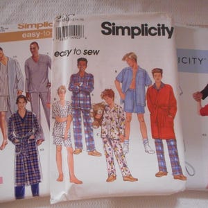 Peut inclure: Un patron de couture pour pyjamas et robes d'intérieur pour hommes. Le patron comprend une variété de styles, y compris des chemises à manches longues, des pantalons et des robes. Le patron est de Simplicity et est facile à coudre.