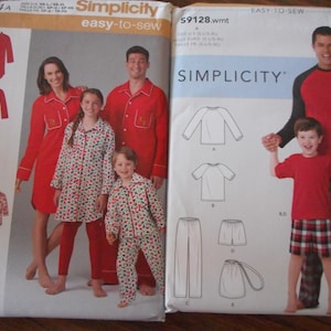Puede incluir: Dos paquetes de patrones de costura para hacer pijamas. El primer patrón es para una familia de cuatro personas e incluye una camisa de manga larga y pantalones. El segundo patrón es para un padre e hijo e incluye una camisa de manga larga, pantalones y una camisa de manga corta. Los patrones son de Simplicity.